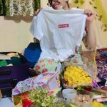 Nidhi Narwal Instagram - 28-08-2022 / MUMBAI / TWO WHOLESOME SHOWS AND TOO MANY WHOLESOME PEOPLE! Ufff! Is shehar ke jitne kisse sunaungi utne kam honge par phir bhi chalo koshish karke dekh lete hain… Yaar sabse pehli baat toh do itne amazing shows huye ki kya bataun. Log aaye aur apne saath itnaa pyaar lekar aaye, mera suitcase aur dil dono bharr chuke hain ekdum! 😂❤️ @chhotaa_packet aur @swastikaarajput ka bohot shukriya ki unhone mujhe apne ghar aur dil mein jagah di. Halka fulka mumbai darshan karaya aur saath bethkar, jazbaat mein behkar, bhaari bharkam baatein kari! Shweta bohot badhiya coffee banati hai, matlab bohot hard! 💯 Thanks to @yahyabootwala ki main mumbai mein bhukhi nahi rahi. Because YAHYA HAI TOH SABNE BHOJAN PAYA HAI! Thanks to @mr.amolgupta for being the partner in gossip. Yaar main agli baar masala lekar aaungi main bata rahi hoon na. Thanks to @rajatsoodpomedy for making me realise very important things, for being the person that he is and for the fact ki wo merse apna winning amount share karne wala hai. 🥹 @shantanuanandpoetry surprised me when he came for the show because I was totally expecting that he would be busy somewhere else. But he came! And he had so many lovely things to say to me,. I’m always going to be grateful for the amount of kindness and love that he brings along with him! 💛 I made @hellyshah_ try a bindi for the very first time and she’s looking so beautiful, hainaaa? YES! But she’s even more beautiful as a person! Thank you @amandeep.khayal for taking out time and coming to the show ON THE SHOW DAY. I’m so glad you liked it! @rahulshah.wav you’re one of the sweetest people that I’ve met (not because you’re a Gujarati) Let’s save the Godpapdi for the next time! 🙃 @nino.mov I missed you! You know I did! But thik hai, go rock n rola with the coca cola! ❤️ And lastly, thanks to Swastika ki Mummy ki unhone mujhe Mumbai mein Delhi ka khana khilaya 😂💖 MUMBAI, YAAR MAIN WAPAS JAA NAHI RAHI … MAIN WAPAS AANE KE LIYE JAA RAHI HOON! 🌊 #jazbaat #justbaatnahijazbaat #nidhinarwal #mumbai