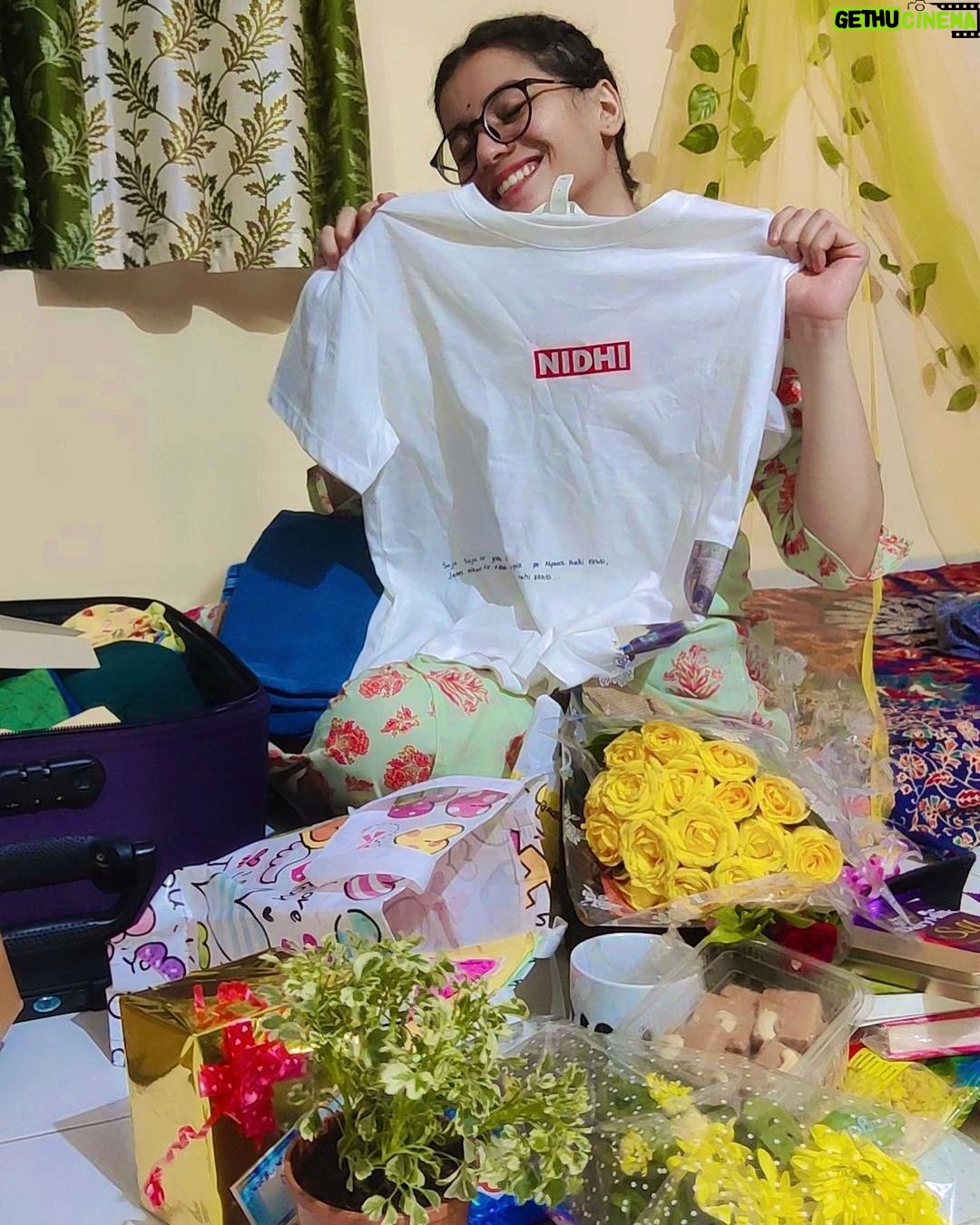 Nidhi Narwal Instagram - 28-08-2022 / MUMBAI / TWO WHOLESOME SHOWS AND TOO MANY WHOLESOME PEOPLE! Ufff! Is shehar ke jitne kisse sunaungi utne kam honge par phir bhi chalo koshish karke dekh lete hain… Yaar sabse pehli baat toh do itne amazing shows huye ki kya bataun. Log aaye aur apne saath itnaa pyaar lekar aaye, mera suitcase aur dil dono bharr chuke hain ekdum! 😂❤️ @chhotaa_packet aur @swastikaarajput ka bohot shukriya ki unhone mujhe apne ghar aur dil mein jagah di. Halka fulka mumbai darshan karaya aur saath bethkar, jazbaat mein behkar, bhaari bharkam baatein kari! Shweta bohot badhiya coffee banati hai, matlab bohot hard! 💯 Thanks to @yahyabootwala ki main mumbai mein bhukhi nahi rahi. Because YAHYA HAI TOH SABNE BHOJAN PAYA HAI! Thanks to @mr.amolgupta for being the partner in gossip. Yaar main agli baar masala lekar aaungi main bata rahi hoon na. Thanks to @rajatsoodpomedy for making me realise very important things, for being the person that he is and for the fact ki wo merse apna winning amount share karne wala hai. 🥹 @shantanuanandpoetry surprised me when he came for the show because I was totally expecting that he would be busy somewhere else. But he came! And he had so many lovely things to say to me,. I’m always going to be grateful for the amount of kindness and love that he brings along with him! 💛 I made @hellyshah_ try a bindi for the very first time and she’s looking so beautiful, hainaaa? YES! But she’s even more beautiful as a person! Thank you @amandeep.khayal for taking out time and coming to the show ON THE SHOW DAY. I’m so glad you liked it! @rahulshah.wav you’re one of the sweetest people that I’ve met (not because you’re a Gujarati) Let’s save the Godpapdi for the next time! 🙃 @nino.mov I missed you! You know I did! But thik hai, go rock n rola with the coca cola! ❤️ And lastly, thanks to Swastika ki Mummy ki unhone mujhe Mumbai mein Delhi ka khana khilaya 😂💖 MUMBAI, YAAR MAIN WAPAS JAA NAHI RAHI … MAIN WAPAS AANE KE LIYE JAA RAHI HOON! 🌊 #jazbaat #justbaatnahijazbaat #nidhinarwal #mumbai