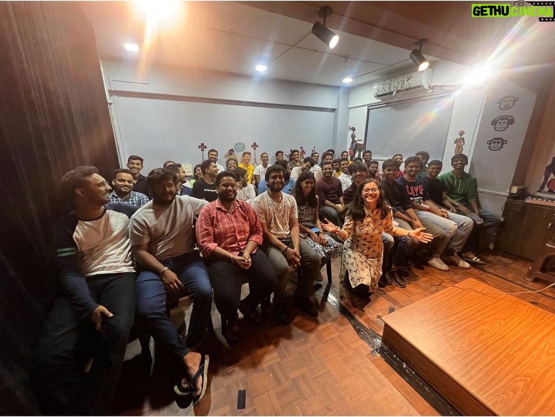 Nidhi Narwal Instagram - 27-08-2022 / SURAT / TWO SOLD OUT SHOWS! 😍 Yaar badkismati se is din zara si tabiyat kharaab thi toh is shehar ko zyada dekh nahi paye. Lekin in logon se toh mile, ye log kamaal hain! Inhone bohot saath diya mera aur dono shows bohot badhiya huye. ❤️ #jazbaat #justbaatnahijazbaat #nidhinarwal #surat Surat, Gujarat