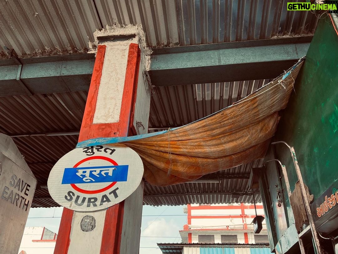 Nidhi Narwal Instagram - 27-08-2022 / SURAT / TWO SOLD OUT SHOWS! 😍 Yaar badkismati se is din zara si tabiyat kharaab thi toh is shehar ko zyada dekh nahi paye. Lekin in logon se toh mile, ye log kamaal hain! Inhone bohot saath diya mera aur dono shows bohot badhiya huye. ❤️ #jazbaat #justbaatnahijazbaat #nidhinarwal #surat Surat, Gujarat