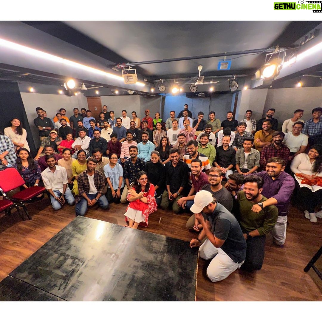 Nidhi Narwal Instagram - 26-08-2022 / AHMEDABAD / TWO HOUSEFULLLL AND BEAUTIFUL SHOWS! ✨ Is shehar se itni yaadein judi hui hain ki yahan aakar aisa nahi lagta ki kahin aur aayi hoon. Balki aisa lagta hai ki apne ghar hi aayi hoon lautkar! Bas dukh reh jata hai ki waqt kam lekar aa payi! Phir bhi bohot shukriya aap sab ka ki itne pyaar se aapne nawaza mujh ko ❤️ Ahmedabad, yaar jald wapas milenge aur chizon ke saath! #jazbaat #justbaatnahijazbaat #nidhinarwal #ahmedabad Ahmedabad, India