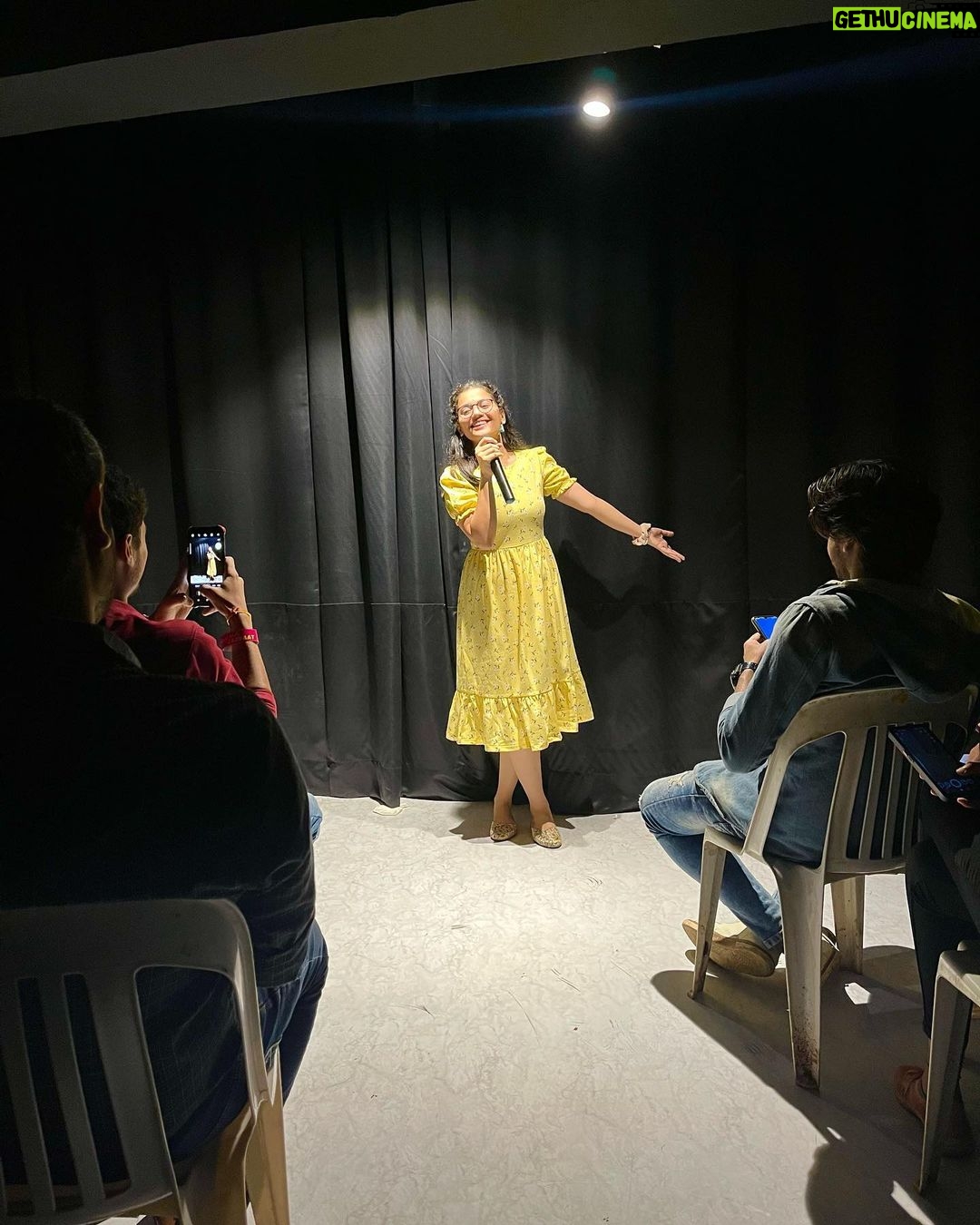 Nidhi Narwal Instagram - 21-08-2022 / PUNE / TWO BACK TO BACK AND PACKEDDD SHOWS! 💖 Pune, I think this city is going to forever remain my favourite city! Ye rahe kuch kisse is shehar ke - Maine travel mein bas ek jodi sandals leke gayi thi jo toot gaye. Us wajah se show mein joote pehen ke jana padaa jo ki pair ko kaat rahe the. Toh show karne se pehle joote utaar diye maine. Audience mein se kuch log impromptu jaake mere liye ye sandals (ya jooti) leke aaye! Matlab kyaaaa hi pyaar yaar 😭 mujhe sandals bohot mushkil se perfect size ki mil paati hain, but ittefaaq se ye wali bina try kiye hi ekdum sahi mili! Maine logon se mazaak mein kaha tha ki mere mic ke sath photos lelena yar koi leta hi nahi hai dhang se! Aur logon ne kya sundar sundar photos khich ke bheje ❤️ Jab Pune se wapas Delhi aa rahi thi toh flight board karte waqt mera boarding pass dekh kar mujhe is ladki ne kaha ki mam aap side mein aajaiye ek minute. Maine poocha usse ki kya issue hai exactly? Toh wo boli ki “aapko seat bohot piche hai, main aapko aage seat dilvati hu” Phir maine pucha ki jo already seat hai usme koi problem hai? Toh wo boli ki “actually mam maine aapko pehchaan liya tha! Main bas boarding pass par aapka naam dekhne ka wait kar rahi thi ki confirm hojaye ki aap hi ho. Bohot accha laga aap se milkar, bohot accha kaam karte ho aap! aap araam se aage baitho! Pune aate rehna please” ❤️ Dost, main tumhara naam puchna bhul gayi, maaf karna uske liye. Par tum yaad rahogi :) Aur basss! Main aa gayi hoon delhi, mera dil reh gaya hai pune ke logon ke paas. Aur akhiri photo mein dekho ki ye shehar upar se kitna khubsoorat lagta hai. Par ye shehar qareeb se aur bhi zyada sundar hai 💖 #nidhinarwal #jazbaat #justbaatnahijazbaat #pune Pune, India