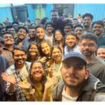 Nidhi Narwal Instagram - 21-08-2022 / PUNE / TWO BACK TO BACK AND PACKEDDD SHOWS! 💖 Pune, I think this city is going to forever remain my favourite city! Ye rahe kuch kisse is shehar ke - Maine travel mein bas ek jodi sandals leke gayi thi jo toot gaye. Us wajah se show mein joote pehen ke jana padaa jo ki pair ko kaat rahe the. Toh show karne se pehle joote utaar diye maine. Audience mein se kuch log impromptu jaake mere liye ye sandals (ya jooti) leke aaye! Matlab kyaaaa hi pyaar yaar 😭 mujhe sandals bohot mushkil se perfect size ki mil paati hain, but ittefaaq se ye wali bina try kiye hi ekdum sahi mili! Maine logon se mazaak mein kaha tha ki mere mic ke sath photos lelena yar koi leta hi nahi hai dhang se! Aur logon ne kya sundar sundar photos khich ke bheje ❤️ Jab Pune se wapas Delhi aa rahi thi toh flight board karte waqt mera boarding pass dekh kar mujhe is ladki ne kaha ki mam aap side mein aajaiye ek minute. Maine poocha usse ki kya issue hai exactly? Toh wo boli ki “aapko seat bohot piche hai, main aapko aage seat dilvati hu” Phir maine pucha ki jo already seat hai usme koi problem hai? Toh wo boli ki “actually mam maine aapko pehchaan liya tha! Main bas boarding pass par aapka naam dekhne ka wait kar rahi thi ki confirm hojaye ki aap hi ho. Bohot accha laga aap se milkar, bohot accha kaam karte ho aap! aap araam se aage baitho! Pune aate rehna please” ❤️ Dost, main tumhara naam puchna bhul gayi, maaf karna uske liye. Par tum yaad rahogi :) Aur basss! Main aa gayi hoon delhi, mera dil reh gaya hai pune ke logon ke paas. Aur akhiri photo mein dekho ki ye shehar upar se kitna khubsoorat lagta hai. Par ye shehar qareeb se aur bhi zyada sundar hai 💖 #nidhinarwal #jazbaat #justbaatnahijazbaat #pune Pune, India