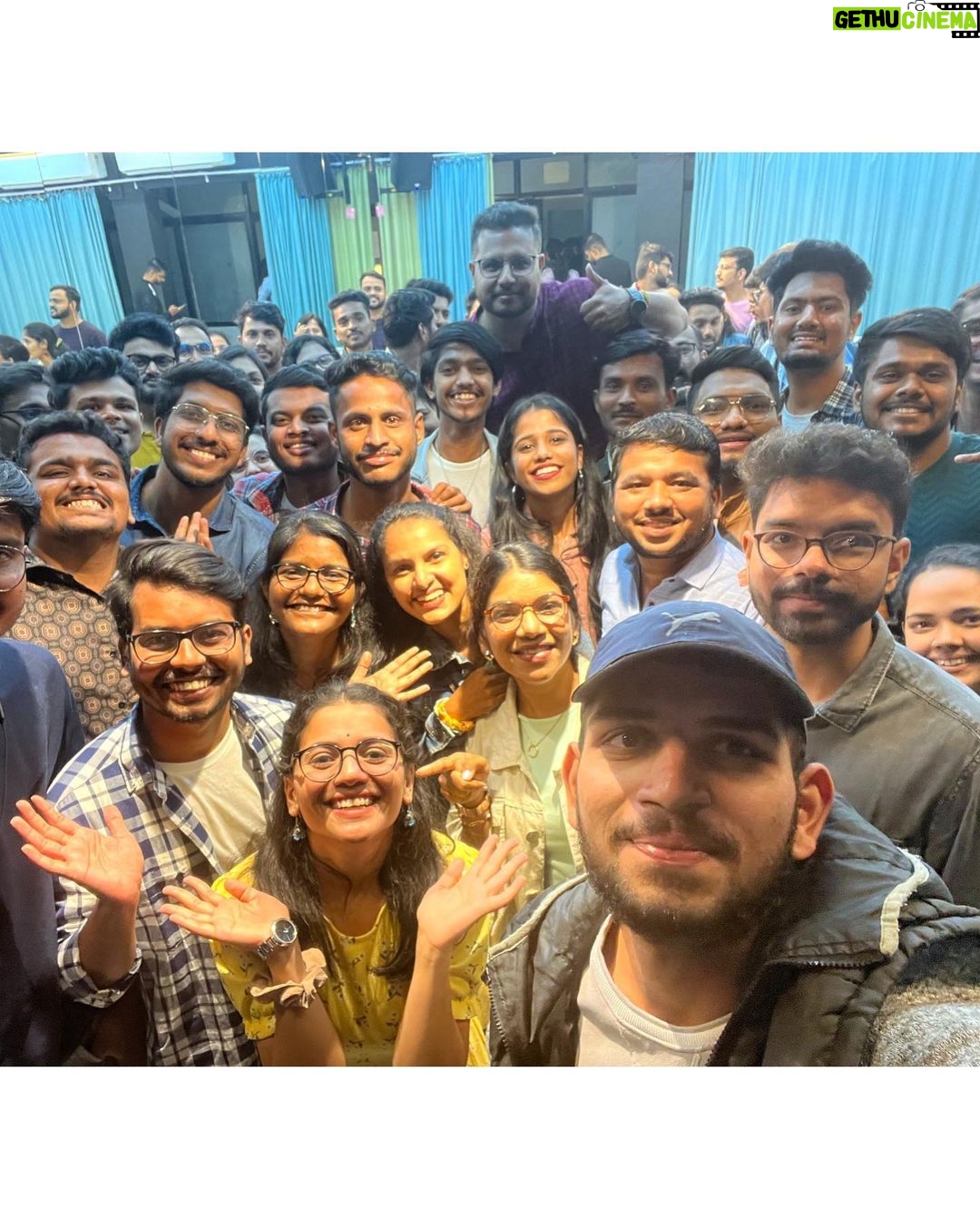 Nidhi Narwal Instagram - 21-08-2022 / PUNE / TWO BACK TO BACK AND PACKEDDD SHOWS! 💖 Pune, I think this city is going to forever remain my favourite city! Ye rahe kuch kisse is shehar ke - Maine travel mein bas ek jodi sandals leke gayi thi jo toot gaye. Us wajah se show mein joote pehen ke jana padaa jo ki pair ko kaat rahe the. Toh show karne se pehle joote utaar diye maine. Audience mein se kuch log impromptu jaake mere liye ye sandals (ya jooti) leke aaye! Matlab kyaaaa hi pyaar yaar 😭 mujhe sandals bohot mushkil se perfect size ki mil paati hain, but ittefaaq se ye wali bina try kiye hi ekdum sahi mili! Maine logon se mazaak mein kaha tha ki mere mic ke sath photos lelena yar koi leta hi nahi hai dhang se! Aur logon ne kya sundar sundar photos khich ke bheje ❤️ Jab Pune se wapas Delhi aa rahi thi toh flight board karte waqt mera boarding pass dekh kar mujhe is ladki ne kaha ki mam aap side mein aajaiye ek minute. Maine poocha usse ki kya issue hai exactly? Toh wo boli ki “aapko seat bohot piche hai, main aapko aage seat dilvati hu” Phir maine pucha ki jo already seat hai usme koi problem hai? Toh wo boli ki “actually mam maine aapko pehchaan liya tha! Main bas boarding pass par aapka naam dekhne ka wait kar rahi thi ki confirm hojaye ki aap hi ho. Bohot accha laga aap se milkar, bohot accha kaam karte ho aap! aap araam se aage baitho! Pune aate rehna please” ❤️ Dost, main tumhara naam puchna bhul gayi, maaf karna uske liye. Par tum yaad rahogi :) Aur basss! Main aa gayi hoon delhi, mera dil reh gaya hai pune ke logon ke paas. Aur akhiri photo mein dekho ki ye shehar upar se kitna khubsoorat lagta hai. Par ye shehar qareeb se aur bhi zyada sundar hai 💖 #nidhinarwal #jazbaat #justbaatnahijazbaat #pune Pune, India