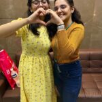 Nidhi Narwal Instagram - 21-08-2022 / PUNE / TWO BACK TO BACK AND PACKEDDD SHOWS! 💖 Pune, I think this city is going to forever remain my favourite city! Ye rahe kuch kisse is shehar ke - Maine travel mein bas ek jodi sandals leke gayi thi jo toot gaye. Us wajah se show mein joote pehen ke jana padaa jo ki pair ko kaat rahe the. Toh show karne se pehle joote utaar diye maine. Audience mein se kuch log impromptu jaake mere liye ye sandals (ya jooti) leke aaye! Matlab kyaaaa hi pyaar yaar 😭 mujhe sandals bohot mushkil se perfect size ki mil paati hain, but ittefaaq se ye wali bina try kiye hi ekdum sahi mili! Maine logon se mazaak mein kaha tha ki mere mic ke sath photos lelena yar koi leta hi nahi hai dhang se! Aur logon ne kya sundar sundar photos khich ke bheje ❤️ Jab Pune se wapas Delhi aa rahi thi toh flight board karte waqt mera boarding pass dekh kar mujhe is ladki ne kaha ki mam aap side mein aajaiye ek minute. Maine poocha usse ki kya issue hai exactly? Toh wo boli ki “aapko seat bohot piche hai, main aapko aage seat dilvati hu” Phir maine pucha ki jo already seat hai usme koi problem hai? Toh wo boli ki “actually mam maine aapko pehchaan liya tha! Main bas boarding pass par aapka naam dekhne ka wait kar rahi thi ki confirm hojaye ki aap hi ho. Bohot accha laga aap se milkar, bohot accha kaam karte ho aap! aap araam se aage baitho! Pune aate rehna please” ❤️ Dost, main tumhara naam puchna bhul gayi, maaf karna uske liye. Par tum yaad rahogi :) Aur basss! Main aa gayi hoon delhi, mera dil reh gaya hai pune ke logon ke paas. Aur akhiri photo mein dekho ki ye shehar upar se kitna khubsoorat lagta hai. Par ye shehar qareeb se aur bhi zyada sundar hai 💖 #nidhinarwal #jazbaat #justbaatnahijazbaat #pune Pune, India