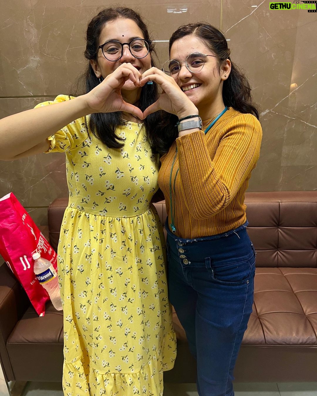 Nidhi Narwal Instagram - 21-08-2022 / PUNE / TWO BACK TO BACK AND PACKEDDD SHOWS! 💖 Pune, I think this city is going to forever remain my favourite city! Ye rahe kuch kisse is shehar ke - Maine travel mein bas ek jodi sandals leke gayi thi jo toot gaye. Us wajah se show mein joote pehen ke jana padaa jo ki pair ko kaat rahe the. Toh show karne se pehle joote utaar diye maine. Audience mein se kuch log impromptu jaake mere liye ye sandals (ya jooti) leke aaye! Matlab kyaaaa hi pyaar yaar 😭 mujhe sandals bohot mushkil se perfect size ki mil paati hain, but ittefaaq se ye wali bina try kiye hi ekdum sahi mili! Maine logon se mazaak mein kaha tha ki mere mic ke sath photos lelena yar koi leta hi nahi hai dhang se! Aur logon ne kya sundar sundar photos khich ke bheje ❤️ Jab Pune se wapas Delhi aa rahi thi toh flight board karte waqt mera boarding pass dekh kar mujhe is ladki ne kaha ki mam aap side mein aajaiye ek minute. Maine poocha usse ki kya issue hai exactly? Toh wo boli ki “aapko seat bohot piche hai, main aapko aage seat dilvati hu” Phir maine pucha ki jo already seat hai usme koi problem hai? Toh wo boli ki “actually mam maine aapko pehchaan liya tha! Main bas boarding pass par aapka naam dekhne ka wait kar rahi thi ki confirm hojaye ki aap hi ho. Bohot accha laga aap se milkar, bohot accha kaam karte ho aap! aap araam se aage baitho! Pune aate rehna please” ❤️ Dost, main tumhara naam puchna bhul gayi, maaf karna uske liye. Par tum yaad rahogi :) Aur basss! Main aa gayi hoon delhi, mera dil reh gaya hai pune ke logon ke paas. Aur akhiri photo mein dekho ki ye shehar upar se kitna khubsoorat lagta hai. Par ye shehar qareeb se aur bhi zyada sundar hai 💖 #nidhinarwal #jazbaat #justbaatnahijazbaat #pune Pune, India