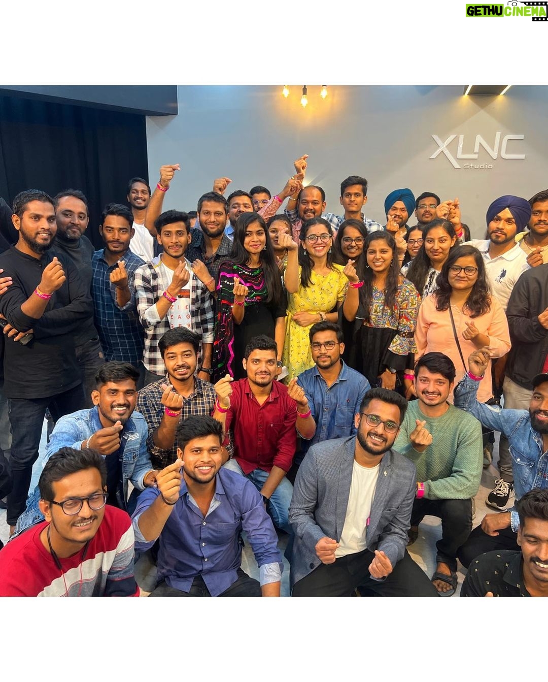 Nidhi Narwal Instagram - 21-08-2022 / PUNE / TWO BACK TO BACK AND PACKEDDD SHOWS! 💖 Pune, I think this city is going to forever remain my favourite city! Ye rahe kuch kisse is shehar ke - Maine travel mein bas ek jodi sandals leke gayi thi jo toot gaye. Us wajah se show mein joote pehen ke jana padaa jo ki pair ko kaat rahe the. Toh show karne se pehle joote utaar diye maine. Audience mein se kuch log impromptu jaake mere liye ye sandals (ya jooti) leke aaye! Matlab kyaaaa hi pyaar yaar 😭 mujhe sandals bohot mushkil se perfect size ki mil paati hain, but ittefaaq se ye wali bina try kiye hi ekdum sahi mili! Maine logon se mazaak mein kaha tha ki mere mic ke sath photos lelena yar koi leta hi nahi hai dhang se! Aur logon ne kya sundar sundar photos khich ke bheje ❤️ Jab Pune se wapas Delhi aa rahi thi toh flight board karte waqt mera boarding pass dekh kar mujhe is ladki ne kaha ki mam aap side mein aajaiye ek minute. Maine poocha usse ki kya issue hai exactly? Toh wo boli ki “aapko seat bohot piche hai, main aapko aage seat dilvati hu” Phir maine pucha ki jo already seat hai usme koi problem hai? Toh wo boli ki “actually mam maine aapko pehchaan liya tha! Main bas boarding pass par aapka naam dekhne ka wait kar rahi thi ki confirm hojaye ki aap hi ho. Bohot accha laga aap se milkar, bohot accha kaam karte ho aap! aap araam se aage baitho! Pune aate rehna please” ❤️ Dost, main tumhara naam puchna bhul gayi, maaf karna uske liye. Par tum yaad rahogi :) Aur basss! Main aa gayi hoon delhi, mera dil reh gaya hai pune ke logon ke paas. Aur akhiri photo mein dekho ki ye shehar upar se kitna khubsoorat lagta hai. Par ye shehar qareeb se aur bhi zyada sundar hai 💖 #nidhinarwal #jazbaat #justbaatnahijazbaat #pune Pune, India