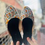 Nidhi Narwal Instagram - 21-08-2022 / PUNE / TWO BACK TO BACK AND PACKEDDD SHOWS! 💖 Pune, I think this city is going to forever remain my favourite city! Ye rahe kuch kisse is shehar ke - Maine travel mein bas ek jodi sandals leke gayi thi jo toot gaye. Us wajah se show mein joote pehen ke jana padaa jo ki pair ko kaat rahe the. Toh show karne se pehle joote utaar diye maine. Audience mein se kuch log impromptu jaake mere liye ye sandals (ya jooti) leke aaye! Matlab kyaaaa hi pyaar yaar 😭 mujhe sandals bohot mushkil se perfect size ki mil paati hain, but ittefaaq se ye wali bina try kiye hi ekdum sahi mili! Maine logon se mazaak mein kaha tha ki mere mic ke sath photos lelena yar koi leta hi nahi hai dhang se! Aur logon ne kya sundar sundar photos khich ke bheje ❤️ Jab Pune se wapas Delhi aa rahi thi toh flight board karte waqt mera boarding pass dekh kar mujhe is ladki ne kaha ki mam aap side mein aajaiye ek minute. Maine poocha usse ki kya issue hai exactly? Toh wo boli ki “aapko seat bohot piche hai, main aapko aage seat dilvati hu” Phir maine pucha ki jo already seat hai usme koi problem hai? Toh wo boli ki “actually mam maine aapko pehchaan liya tha! Main bas boarding pass par aapka naam dekhne ka wait kar rahi thi ki confirm hojaye ki aap hi ho. Bohot accha laga aap se milkar, bohot accha kaam karte ho aap! aap araam se aage baitho! Pune aate rehna please” ❤️ Dost, main tumhara naam puchna bhul gayi, maaf karna uske liye. Par tum yaad rahogi :) Aur basss! Main aa gayi hoon delhi, mera dil reh gaya hai pune ke logon ke paas. Aur akhiri photo mein dekho ki ye shehar upar se kitna khubsoorat lagta hai. Par ye shehar qareeb se aur bhi zyada sundar hai 💖 #nidhinarwal #jazbaat #justbaatnahijazbaat #pune Pune, India