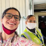 Nidhi Narwal Instagram - 21-08-2022 / PUNE / TWO BACK TO BACK AND PACKEDDD SHOWS! 💖 Pune, I think this city is going to forever remain my favourite city! Ye rahe kuch kisse is shehar ke - Maine travel mein bas ek jodi sandals leke gayi thi jo toot gaye. Us wajah se show mein joote pehen ke jana padaa jo ki pair ko kaat rahe the. Toh show karne se pehle joote utaar diye maine. Audience mein se kuch log impromptu jaake mere liye ye sandals (ya jooti) leke aaye! Matlab kyaaaa hi pyaar yaar 😭 mujhe sandals bohot mushkil se perfect size ki mil paati hain, but ittefaaq se ye wali bina try kiye hi ekdum sahi mili! Maine logon se mazaak mein kaha tha ki mere mic ke sath photos lelena yar koi leta hi nahi hai dhang se! Aur logon ne kya sundar sundar photos khich ke bheje ❤️ Jab Pune se wapas Delhi aa rahi thi toh flight board karte waqt mera boarding pass dekh kar mujhe is ladki ne kaha ki mam aap side mein aajaiye ek minute. Maine poocha usse ki kya issue hai exactly? Toh wo boli ki “aapko seat bohot piche hai, main aapko aage seat dilvati hu” Phir maine pucha ki jo already seat hai usme koi problem hai? Toh wo boli ki “actually mam maine aapko pehchaan liya tha! Main bas boarding pass par aapka naam dekhne ka wait kar rahi thi ki confirm hojaye ki aap hi ho. Bohot accha laga aap se milkar, bohot accha kaam karte ho aap! aap araam se aage baitho! Pune aate rehna please” ❤️ Dost, main tumhara naam puchna bhul gayi, maaf karna uske liye. Par tum yaad rahogi :) Aur basss! Main aa gayi hoon delhi, mera dil reh gaya hai pune ke logon ke paas. Aur akhiri photo mein dekho ki ye shehar upar se kitna khubsoorat lagta hai. Par ye shehar qareeb se aur bhi zyada sundar hai 💖 #nidhinarwal #jazbaat #justbaatnahijazbaat #pune Pune, India