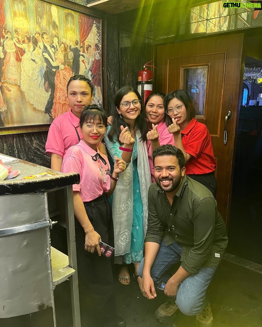 Nidhi Narwal Instagram - 19-08-2022 / BANGALORE Pehli baat toh is shehar ke mausam se pyaar ho gaya yaar! Jab laga ki is shehar ki sabse best chiz iska mausam hai, tab is shehar ke log mil gaye. Phir mila is shehar ka khana! Phir bas kya hi bataun, ek shehar ki kitni best chizein ginvaun?✨ Yaar Bangalore, bohot mohabbat tumko ki tumne meri wo tareekh khaas banayi jo mujhe sabse kharaab lagne lagi thi. Bas yehi ummeed hai ki wapas jald aungi. Jazbaat lekar aayi thi, extra jazbaat lekar ja rahi hoon 💙 PS : mombattiyan nahi thi isliye isiko phoonk maarne ki koshish kari. #nidhinarwal #justbaatnahijazbaat #jazbaat #bangalore Bangalore, India