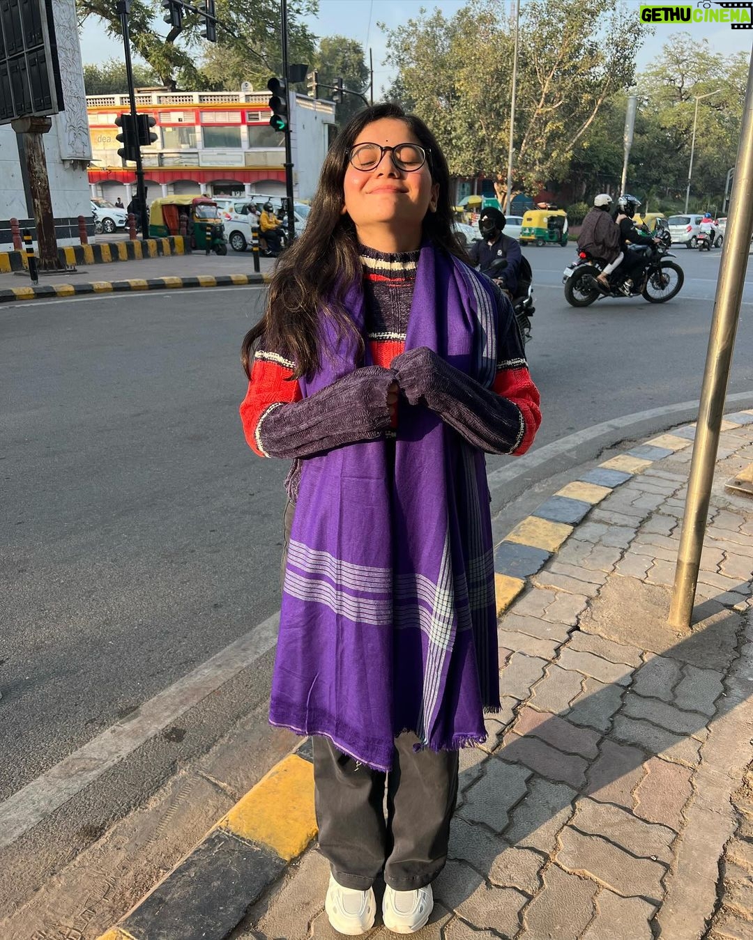 Nidhi Narwal Instagram - Swipe left to make me laugh! Vaise bhi tum mujhe bas yahin “swipe left” kar sakte ho 🤭