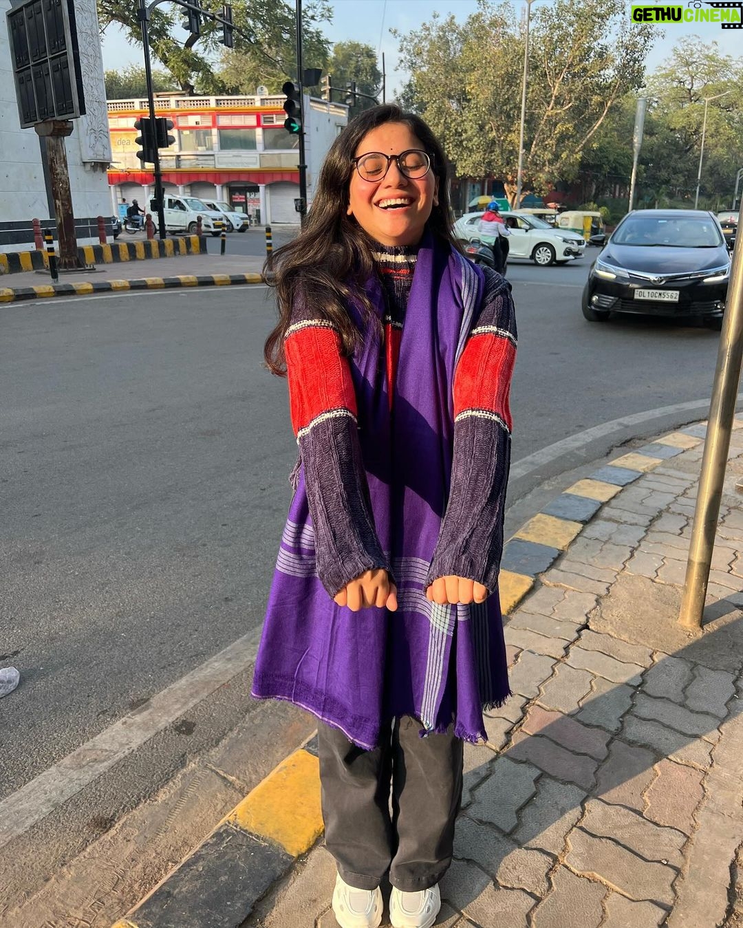 Nidhi Narwal Instagram - Swipe left to make me laugh! Vaise bhi tum mujhe bas yahin “swipe left” kar sakte ho 🤭