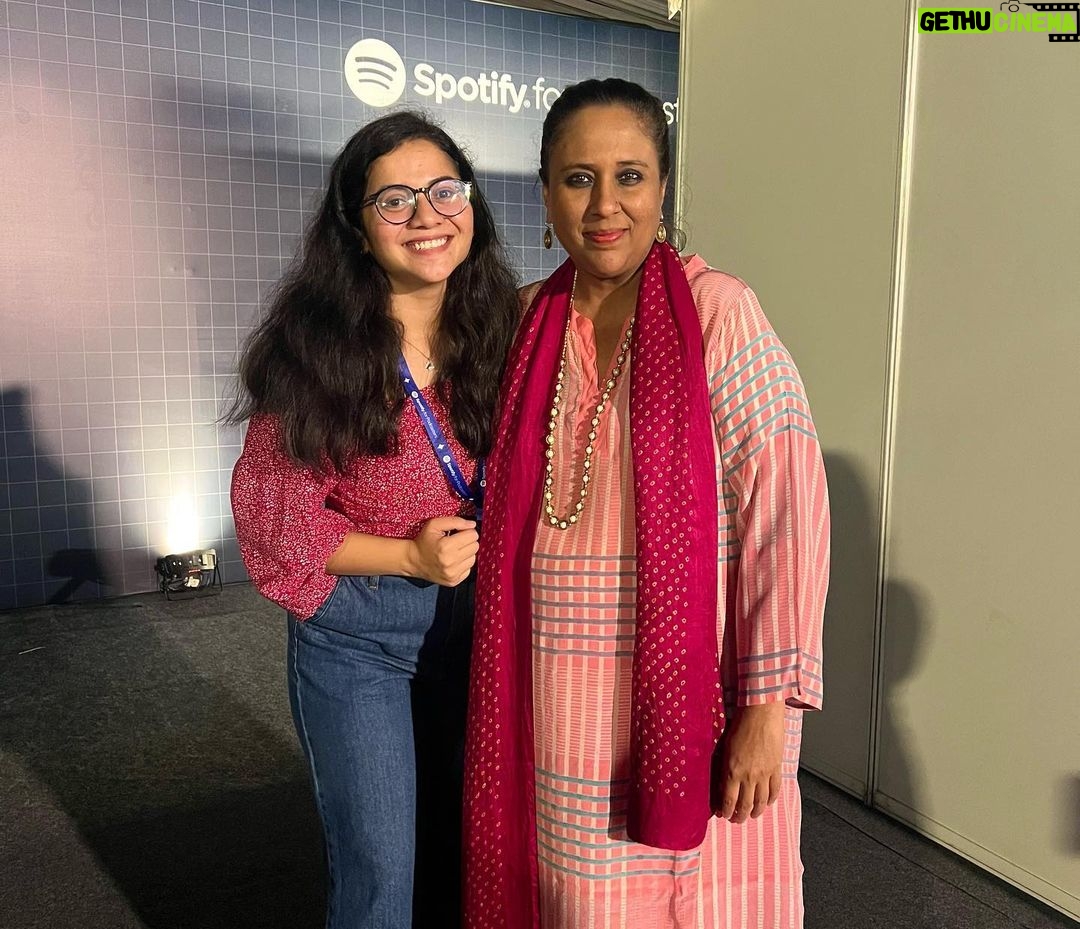 Nidhi Narwal Instagram - 1 : khush ladki with her beautifully framed show 💖 2 : atyanttt khush ladki! Wajah batane ki zarurat hai? Seriously? 3 : Last year @barkha.dutt had shared my story “Middle Class Family” and to my surprise, when I met her yesterday and asked her if she did remember, SHE DOESS! It’s been an year but she does 🥹 these very little wins! 4 : a little more of khush ladki ✨ 5 : meri aesthetic sense ki seemayein yahan khatam hoti hain @spotifyindia @spotifyforpodcasters #spotifypodcastersday #spotifyindia #nazariyaawithnidhinarwal