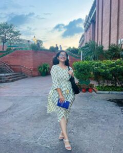 Nidhi Narwal Instagram - हवा में उड़ती ज़ुल्फ़ें और अपने ख़्वाबों में उड़ती लड़की, बोहोत अच्छी लगती हैं 🍃🌻✨