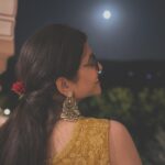 Nidhi Narwal Instagram - Send this to someone who keeps telling you to move on 🙇🏻‍♀️ #lifeofnidhi #nidhinarwal #nidhinarwalpoetry #poetry #poem #poetrycommunity #love #life #movingon #moveon #podcast #poetsofinstagram #poems #poetrylovers #hindi #shortpoems #poet #kavitaayein