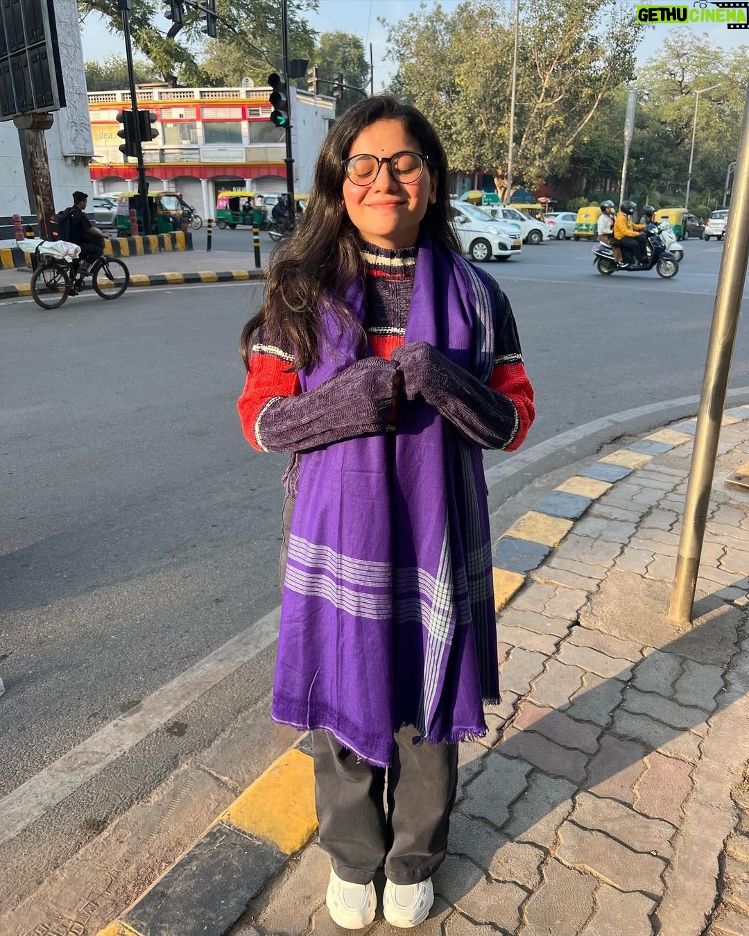 Nidhi Narwal Instagram - Swipe left to make me laugh! Vaise bhi tum mujhe bas yahin “swipe left” kar sakte ho 🤭