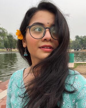 Nidhi Narwal Instagram - फूलों को प्यार से सहलाती
टूटे फूलों को घर लाती
ख़ुदग़र्ज़ मतलबी मेले में
थोड़ी सी मोहब्बत एक लड़की 🌸✨

- Nidhi Narwal