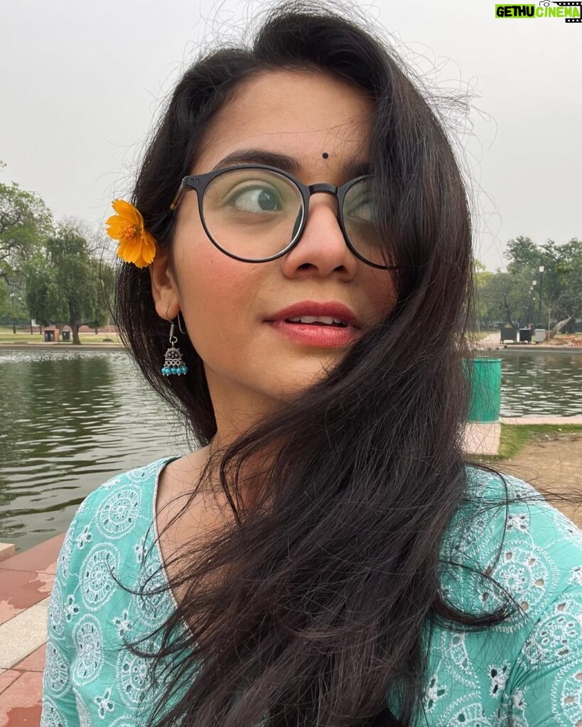 Nidhi Narwal Instagram - फूलों को प्यार से सहलाती टूटे फूलों को घर लाती ख़ुदग़र्ज़ मतलबी मेले में थोड़ी सी मोहब्बत एक लड़की 🌸✨ - Nidhi Narwal