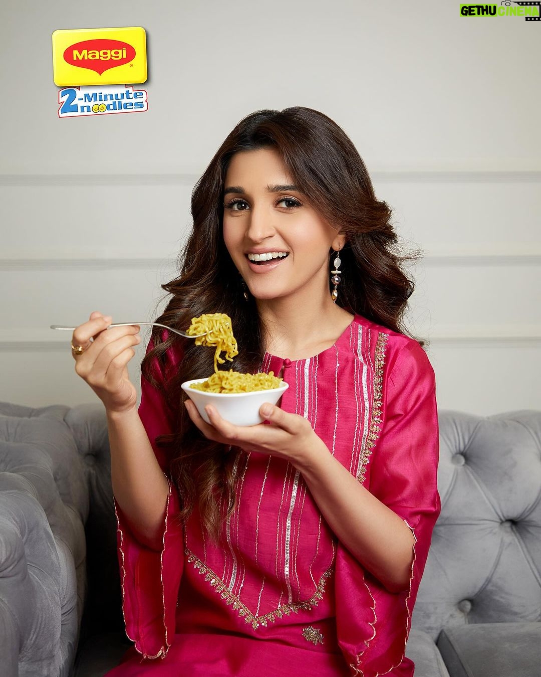 Nidhi Shah Instagram - Jab main screen par Kinjal ka character play karti hoon, tab mujhe realize hota hai ki reel aur real life mein ek cheez common hai - emotion! Chahe woh Pari ke liye Kinjal ka pyaar ho ya off-screen Nidhi ka pyaar MAGGI ke liye. MAGGI to me is just like my mother’s love, her embrace; a safe space. So, what's your MAGGI emotion? Why don't you tell us what's your MAGGI emotion with simple steps 1. Share a picture or video of what your MAGGI emotion is 2. Tag me and @maggiindia with #MAGGILeChalMujhe