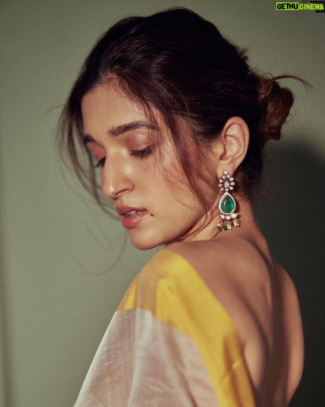 Nidhi Shah Instagram - full bloom, a lucky charm & lasting happiness…🌻 . . . Does she realize she looks like a sunflower, ready to rain sunlight on all who look down upon her? . . Wearing - @raw_mango Earrings - @curiocottagejewelry Photography - @dieppj Makeup by - Me 💕 Hairby - @nayanhair