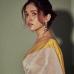 Nidhi Shah Instagram - full bloom, a lucky charm & lasting happiness…🌻 . . . Does she realize she looks like a sunflower, ready to rain sunlight on all who look down upon her? . . Wearing - @raw_mango Earrings - @curiocottagejewelry Photography - @dieppj Makeup by - Me 💕 Hairby - @nayanhair