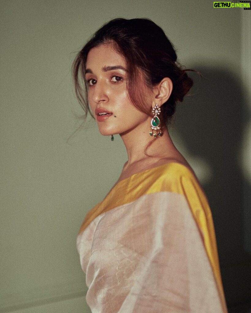 Nidhi Shah Instagram - full bloom, a lucky charm & lasting happiness…🌻 . . . Does she realize she looks like a sunflower, ready to rain sunlight on all who look down upon her? . . Wearing - @raw_mango Earrings - @curiocottagejewelry Photography - @dieppj Makeup by - Me 💕 Hairby - @nayanhair