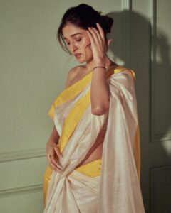 Nidhi Shah Instagram - full bloom, a lucky charm & lasting happiness…🌻 . . . Does she realize she looks like a sunflower, ready to rain sunlight on all who look down upon her? . . Wearing - @raw_mango Earrings - @curiocottagejewelry Photography - @dieppj Makeup by - Me 💕 Hairby - @nayanhair