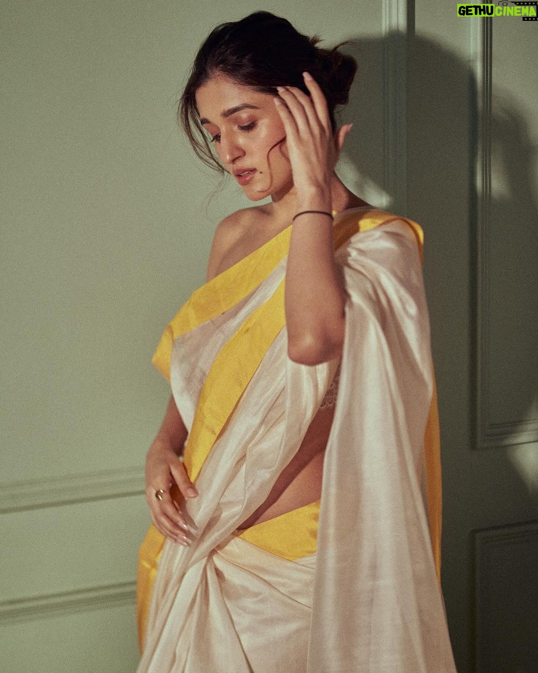 Nidhi Shah Instagram - full bloom, a lucky charm & lasting happiness…🌻 . . . Does she realize she looks like a sunflower, ready to rain sunlight on all who look down upon her? . . Wearing - @raw_mango Earrings - @curiocottagejewelry Photography - @dieppj Makeup by - Me 💕 Hairby - @nayanhair