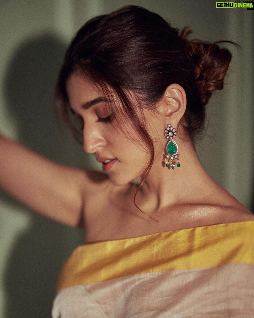 Nidhi Shah Instagram - full bloom, a lucky charm & lasting happiness…🌻 . . . Does she realize she looks like a sunflower, ready to rain sunlight on all who look down upon her? . . Wearing - @raw_mango Earrings - @curiocottagejewelry Photography - @dieppj Makeup by - Me 💕 Hairby - @nayanhair