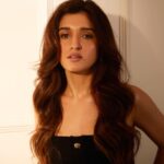 Nidhi Shah Instagram - Cinnamon weather✨💕 . . . . . Captured by - @theguywithacanon Hairby - @nayanhair Makeup - me💕 . . #pictures #pictureoftheday #black #photography #goldenhour