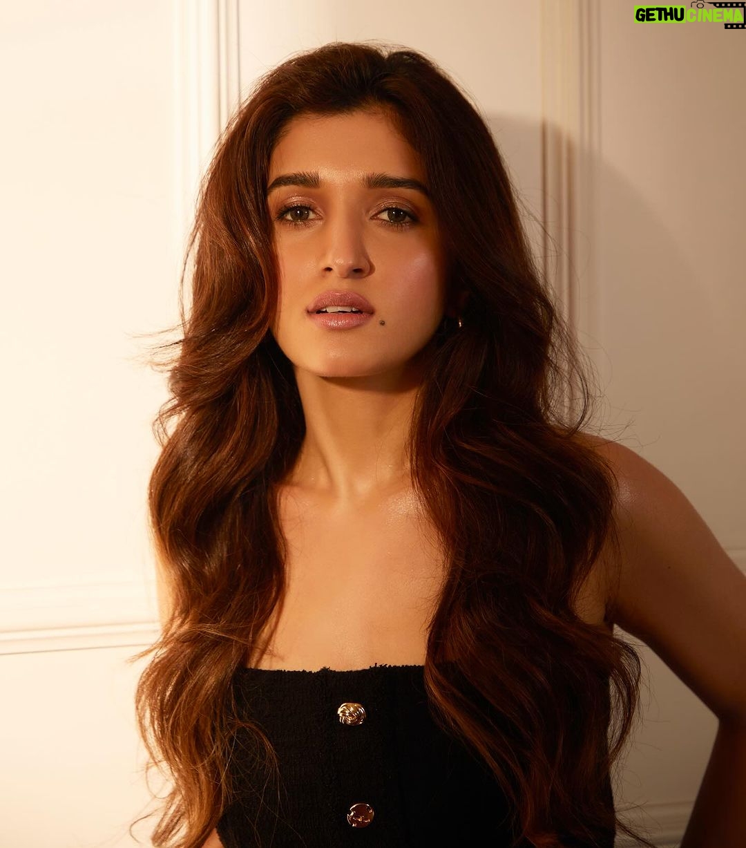 Nidhi Shah Instagram - Cinnamon weather✨💕 . . . . . Captured by - @theguywithacanon Hairby - @nayanhair Makeup - me💕 . . #pictures #pictureoftheday #black #photography #goldenhour