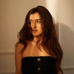 Nidhi Shah Instagram - Cinnamon weather✨💕 . . . . . Captured by - @theguywithacanon Hairby - @nayanhair Makeup - me💕 . . #pictures #pictureoftheday #black #photography #goldenhour