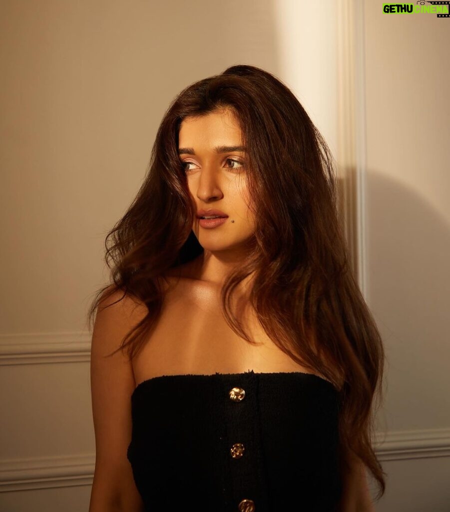 Nidhi Shah Instagram - Cinnamon weather✨💕 . . . . . Captured by - @theguywithacanon Hairby - @nayanhair Makeup - me💕 . . #pictures #pictureoftheday #black #photography #goldenhour