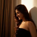 Nidhi Shah Instagram - Cinnamon weather✨💕 . . . . . Captured by - @theguywithacanon Hairby - @nayanhair Makeup - me💕 . . #pictures #pictureoftheday #black #photography #goldenhour