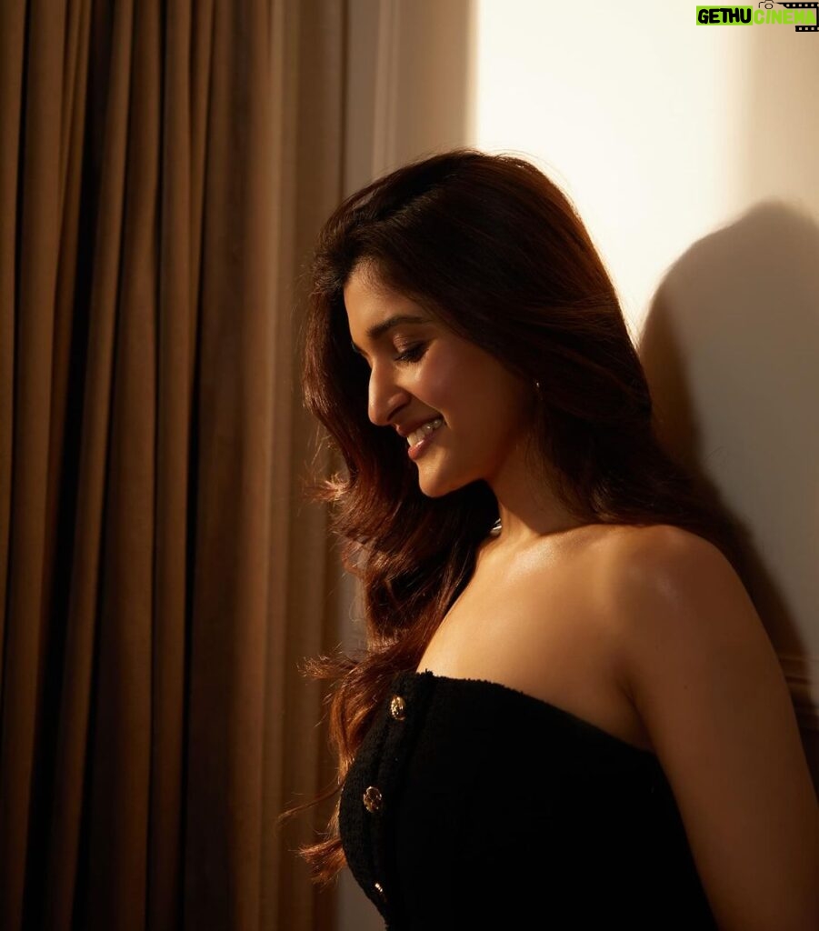 Nidhi Shah Instagram - Cinnamon weather✨💕 . . . . . Captured by - @theguywithacanon Hairby - @nayanhair Makeup - me💕 . . #pictures #pictureoftheday #black #photography #goldenhour