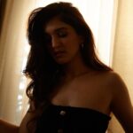 Nidhi Shah Instagram - Cinnamon weather✨💕 . . . . . Captured by - @theguywithacanon Hairby - @nayanhair Makeup - me💕 . . #pictures #pictureoftheday #black #photography #goldenhour