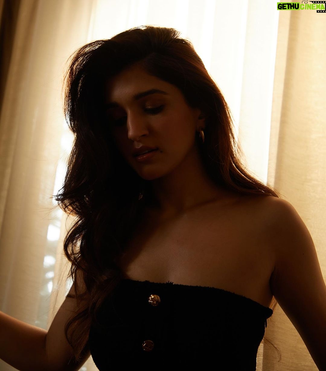Nidhi Shah Instagram - Cinnamon weather✨💕 . . . . . Captured by - @theguywithacanon Hairby - @nayanhair Makeup - me💕 . . #pictures #pictureoftheday #black #photography #goldenhour