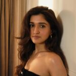 Nidhi Shah Instagram - Cinnamon weather✨💕 . . . . . Captured by - @theguywithacanon Hairby - @nayanhair Makeup - me💕 . . #pictures #pictureoftheday #black #photography #goldenhour