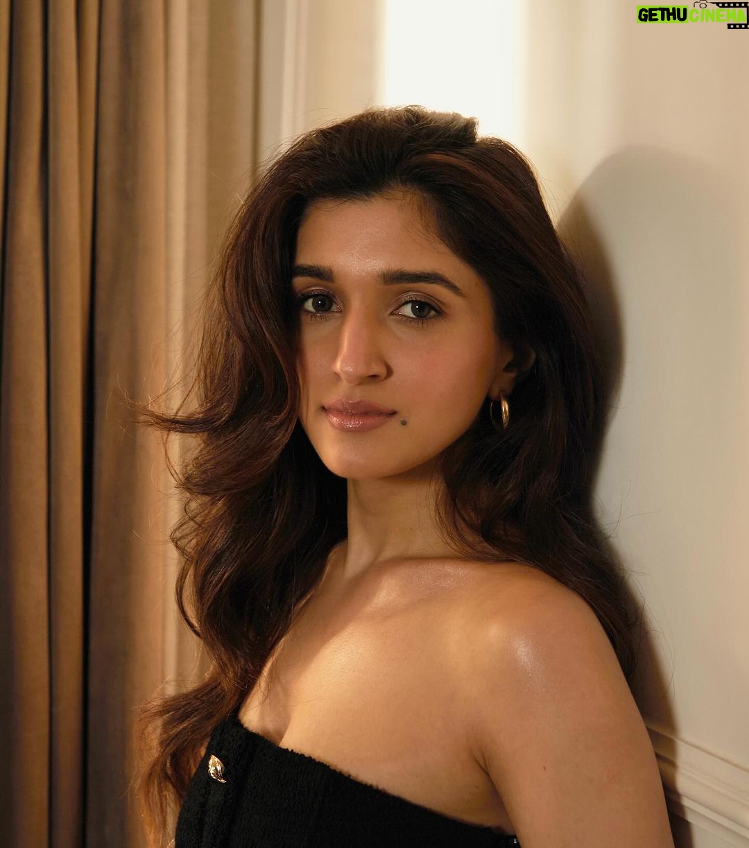 Nidhi Shah Instagram - Cinnamon weather✨💕 . . . . . Captured by - @theguywithacanon Hairby - @nayanhair Makeup - me💕 . . #pictures #pictureoftheday #black #photography #goldenhour