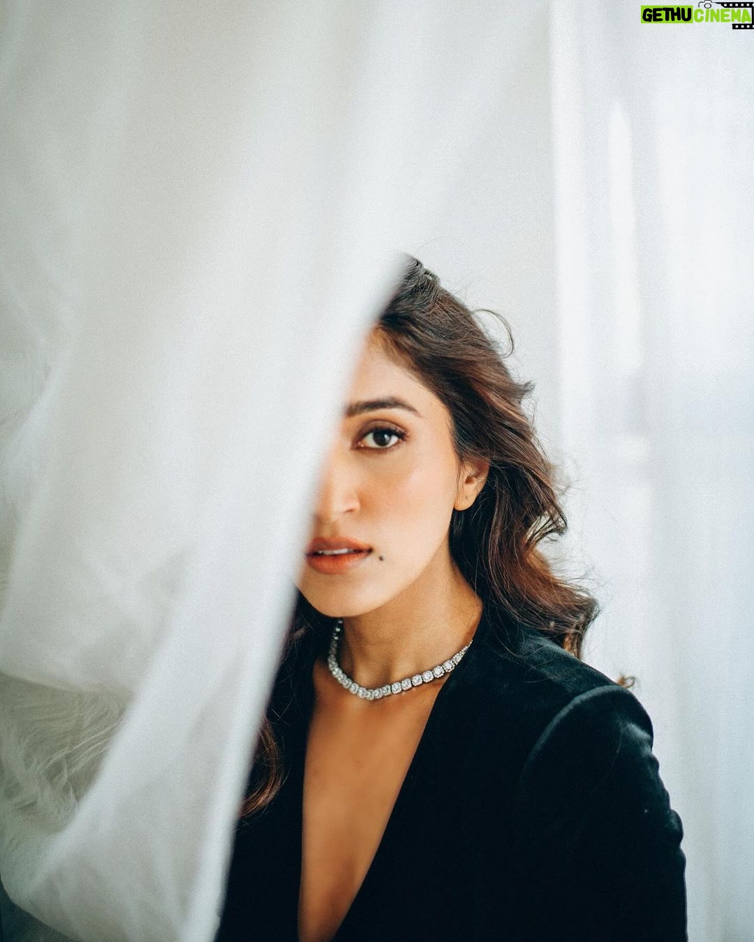 Nidhi Shah Instagram - π€π€π€ . . . . Shot by - @bharat_rawail Makeup - @shrishtishettyy Jewelry - @dripproject.co Styled by - @stylistshikhar . . . #photoshoot #photooftheday #photoshoot #blackgirlmagic #portraitphotography #blacklove