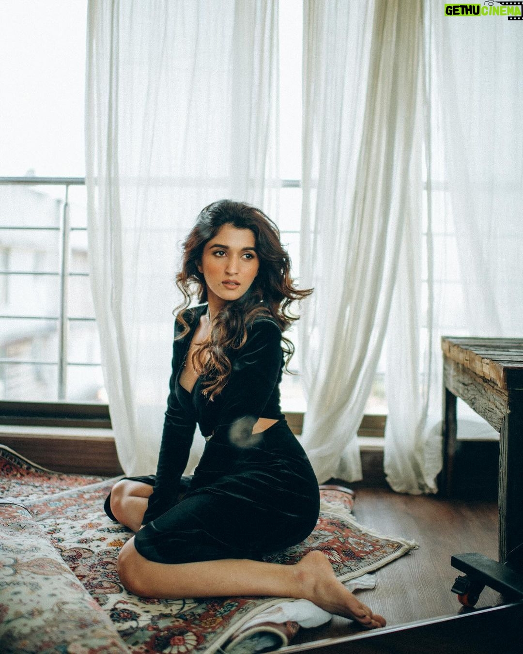 Nidhi Shah Instagram - π€π€π€ . . . . Shot by - @bharat_rawail Makeup - @shrishtishettyy Jewelry - @dripproject.co Styled by - @stylistshikhar . . . #photoshoot #photooftheday #photoshoot #blackgirlmagic #portraitphotography #blacklove