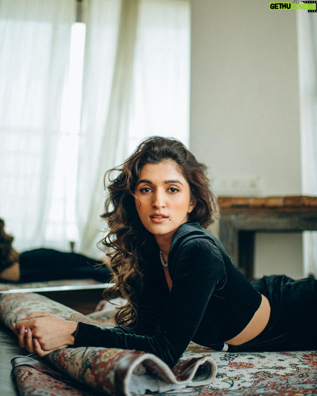 Nidhi Shah Instagram - π€π€π€ . . . . Shot by - @bharat_rawail Makeup - @shrishtishettyy Jewelry - @dripproject.co Styled by - @stylistshikhar . . . #photoshoot #photooftheday #photoshoot #blackgirlmagic #portraitphotography #blacklove