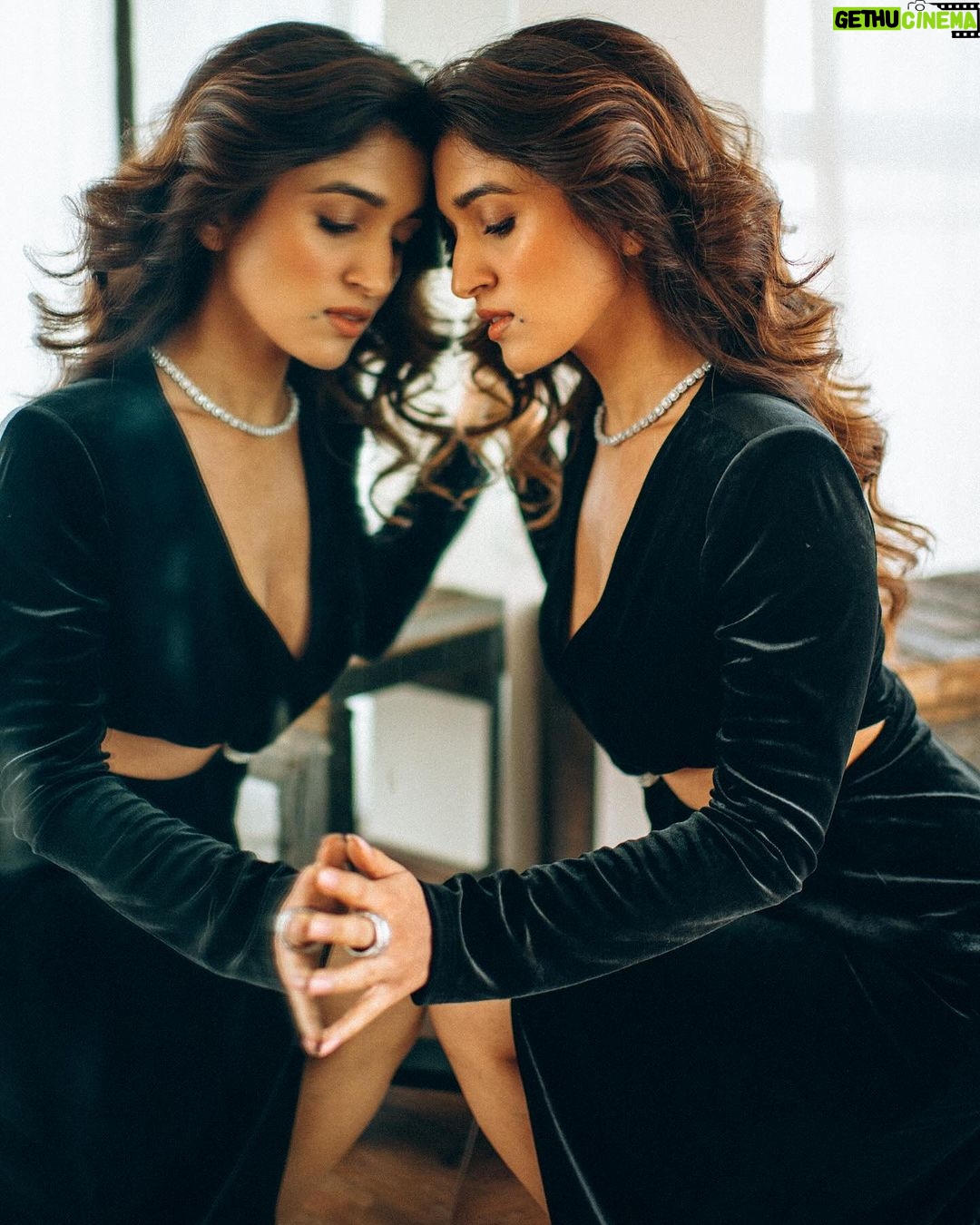 Nidhi Shah Instagram - π€π€π€ . . . . Shot by - @bharat_rawail Makeup - @shrishtishettyy Jewelry - @dripproject.co Styled by - @stylistshikhar . . . #photoshoot #photooftheday #photoshoot #blackgirlmagic #portraitphotography #blacklove