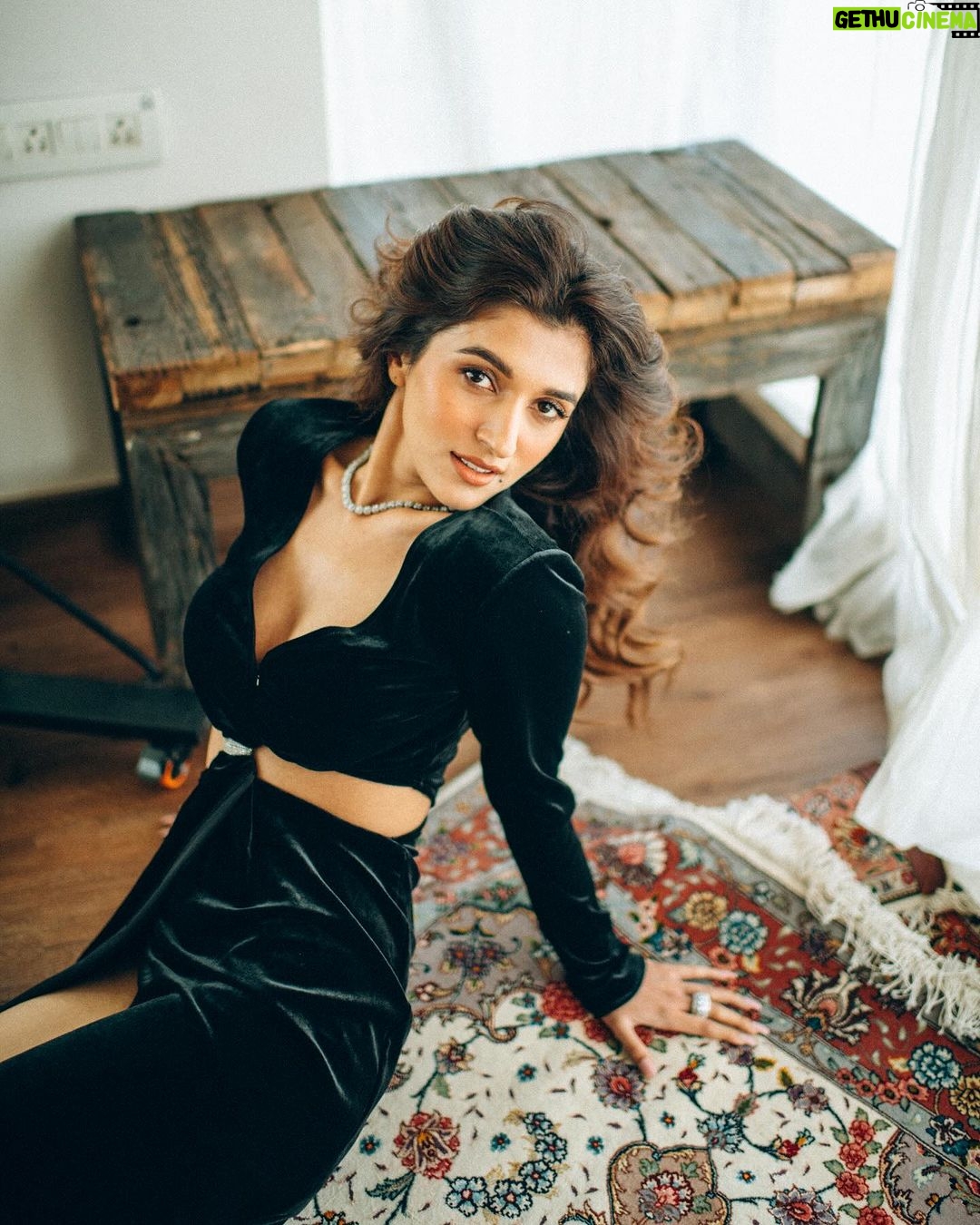 Nidhi Shah Instagram - π€π€π€ . . . . Shot by - @bharat_rawail Makeup - @shrishtishettyy Jewelry - @dripproject.co Styled by - @stylistshikhar . . . #photoshoot #photooftheday #photoshoot #blackgirlmagic #portraitphotography #blacklove