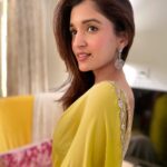 Nidhi Shah Instagram - Hameshaa ishq mein hi jeena 💚✨ . . . . Saree by - @namratawadhwanidesign