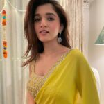 Nidhi Shah Instagram - Hameshaa ishq mein hi jeena 💚✨ . . . . Saree by - @namratawadhwanidesign