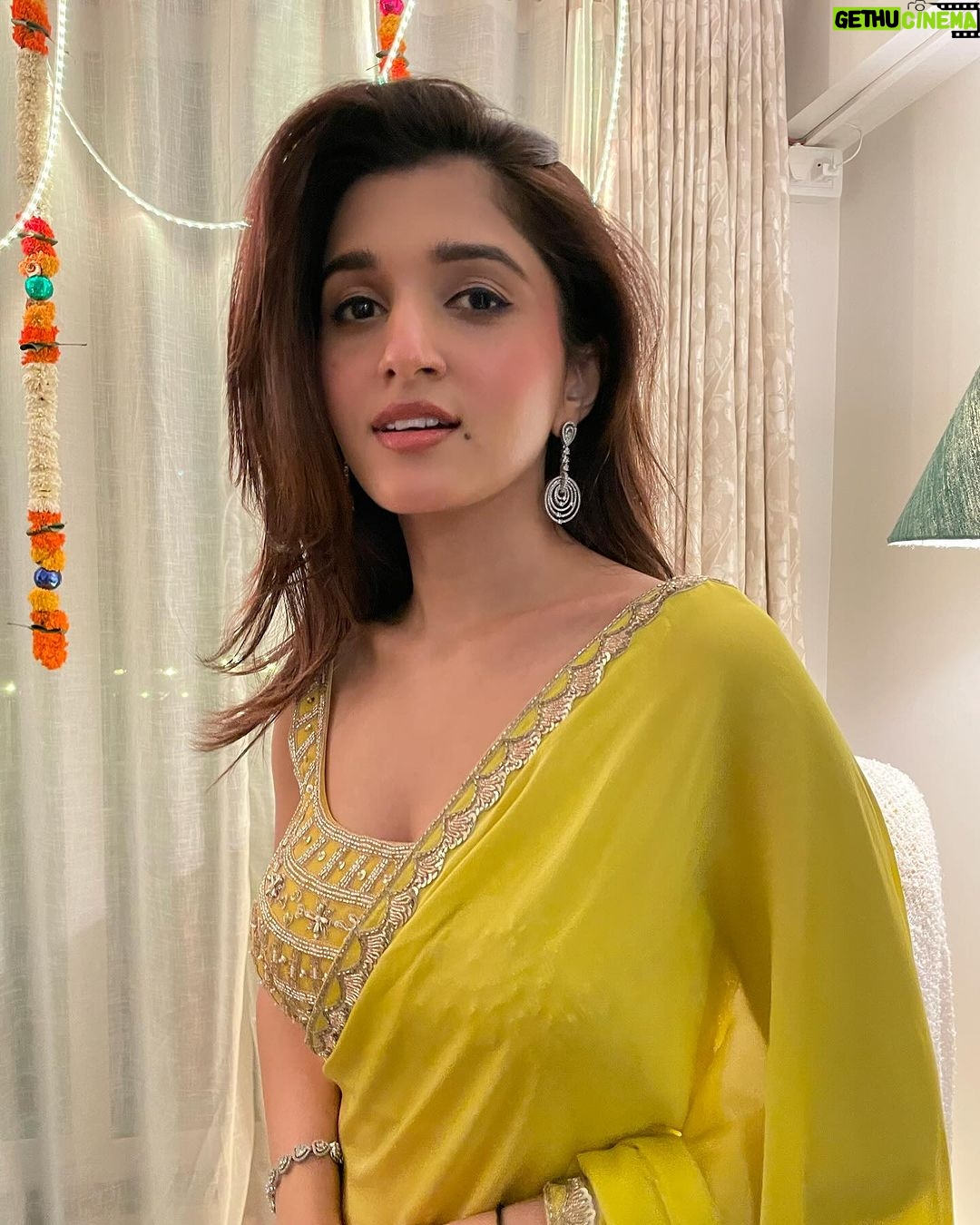 Nidhi Shah Instagram - Hameshaa ishq mein hi jeena 💚✨ . . . . Saree by - @namratawadhwanidesign
