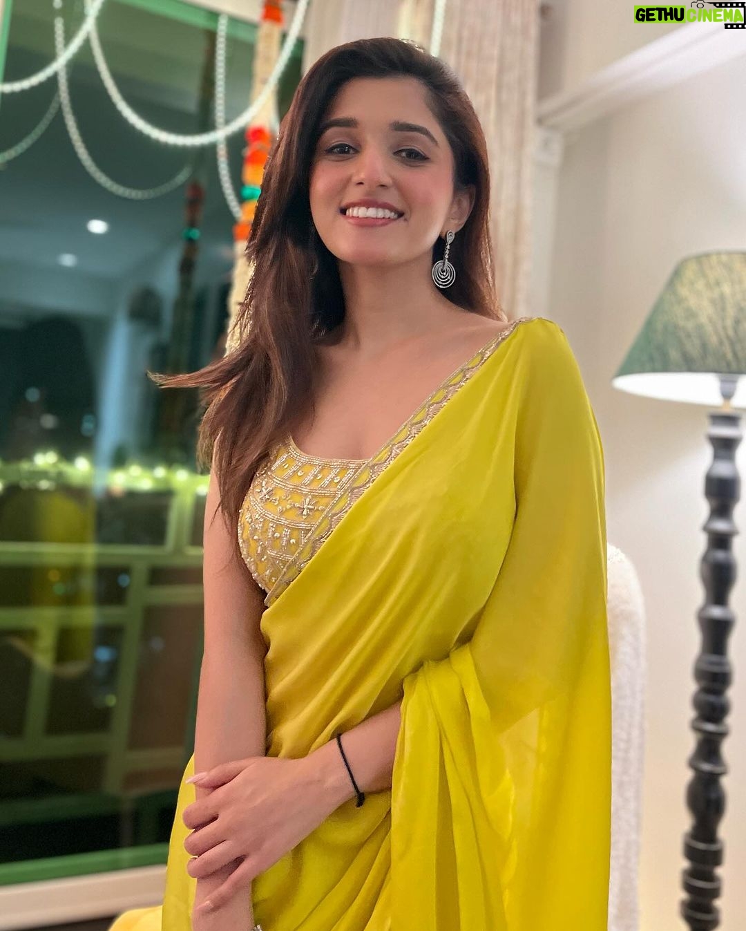 Nidhi Shah Instagram - Hameshaa ishq mein hi jeena 💚✨ . . . . Saree by - @namratawadhwanidesign