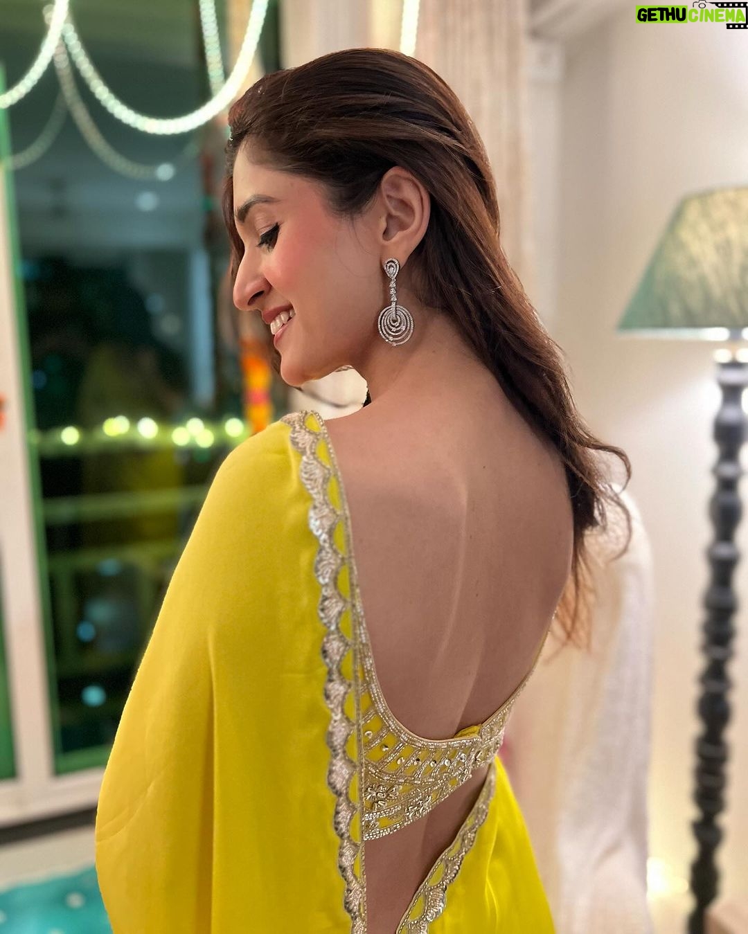 Nidhi Shah Instagram - Hameshaa ishq mein hi jeena 💚✨ . . . . Saree by - @namratawadhwanidesign
