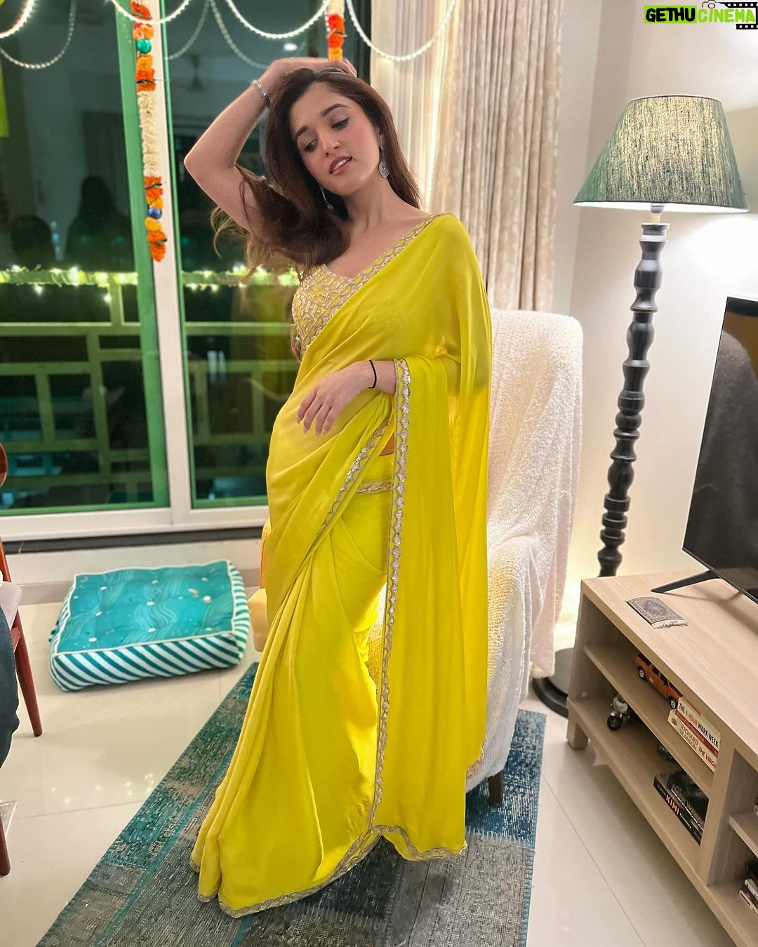 Nidhi Shah Instagram - Hameshaa ishq mein hi jeena 💚✨ . . . . Saree by - @namratawadhwanidesign